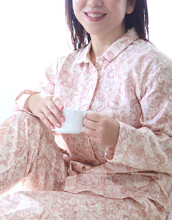 ペイズリー柄が映えるシンプルな襟ありパジャマ